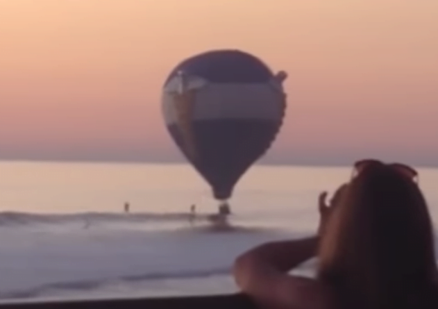 Pedido de casamento acaba mal após balão com noivos cair no mar