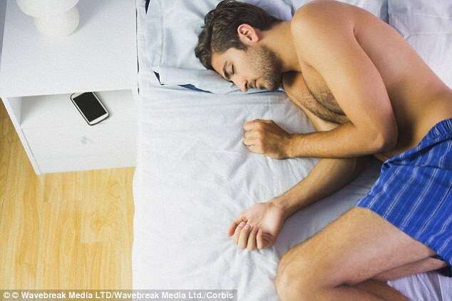 Pesquisa alega que carregar o celular no quarto pode deixar você gordo