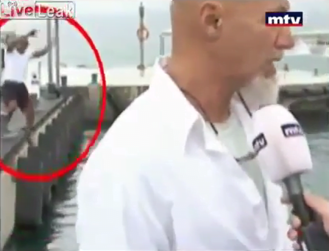 Queda hilária de homem no mar interrompe entrevista ao vivo de TV