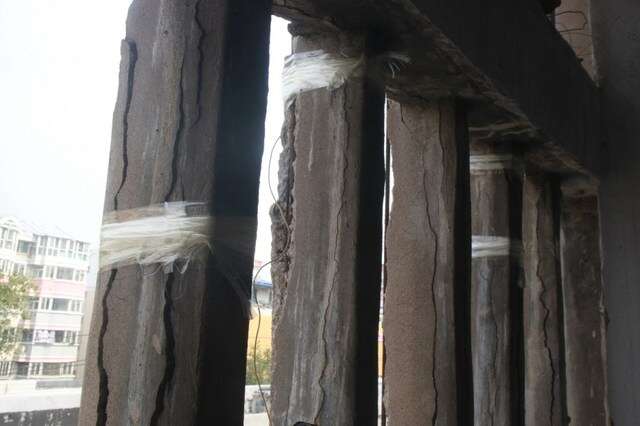 Rachaduras em edifício na China são coladas com fita adesiva