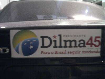 Adesivo de campanha da presidente Dilma Rousseff com número de Aécio Neves causa repercussão na web