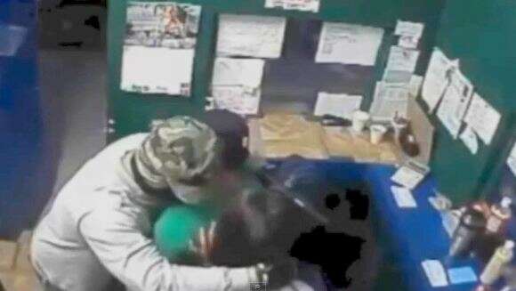 Vídeo bizarro mostra momento em ladrão abraça e beija vítimas em pedido de desculpas