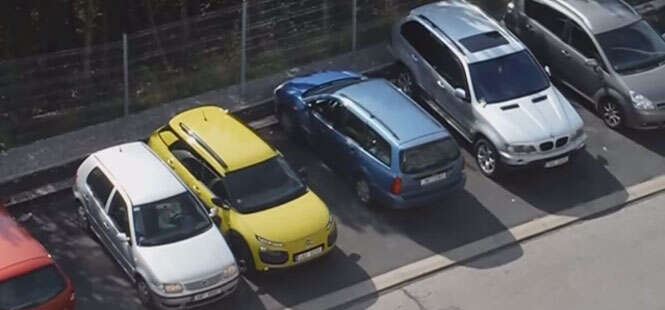 Vídeo de mulher tentando estacionar carro faz sucesso na internet