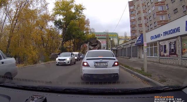 Veja momento em que caminhão de cimento é “engolido” por cratera em rodovia