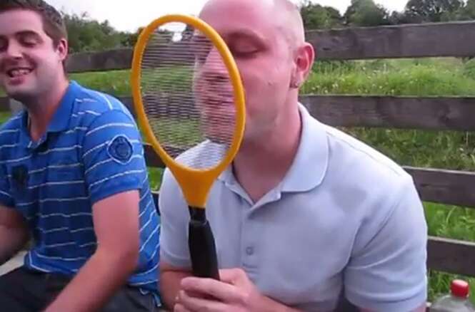 Vídeo ganha repercussão mostrando amigos cumprindo desafio de lamber raquete elétrica