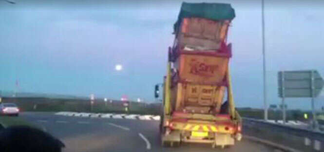 Vídeo mostra motorista de caminhão se arriscando ao transportar três caçambas empilhadas