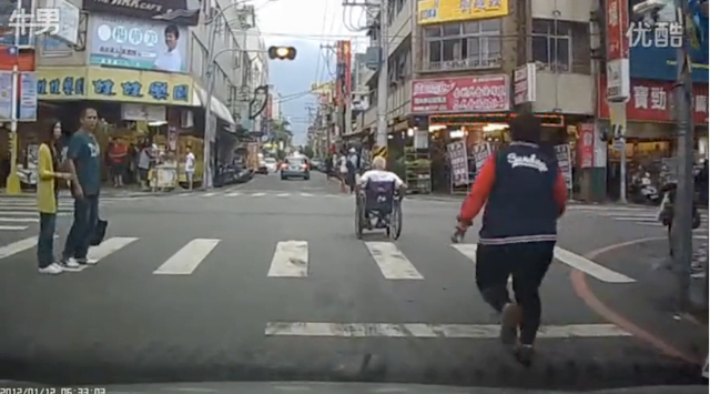Vídeo se torna viral ao flagrar jovem correndo para ajudar idoso cadeirante a atravessar a rua