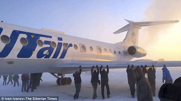 Passageiros são obrigados a descerem de avião para empurra-lo