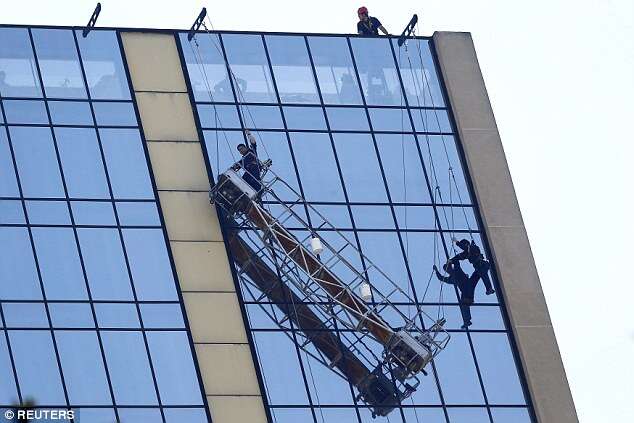 Limpadores de janelas ficam pendurados no 21º andar de hotel à espera de resgate