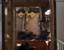Crucifixo de Jesus e estátua da virgem Maria saem intactos de igreja após incêndio e fiéis alegam se tratar de milagre