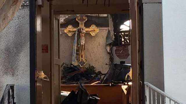 Crucifixo de Jesus e estátua da virgem Maria saem intactos de igreja após incêndio