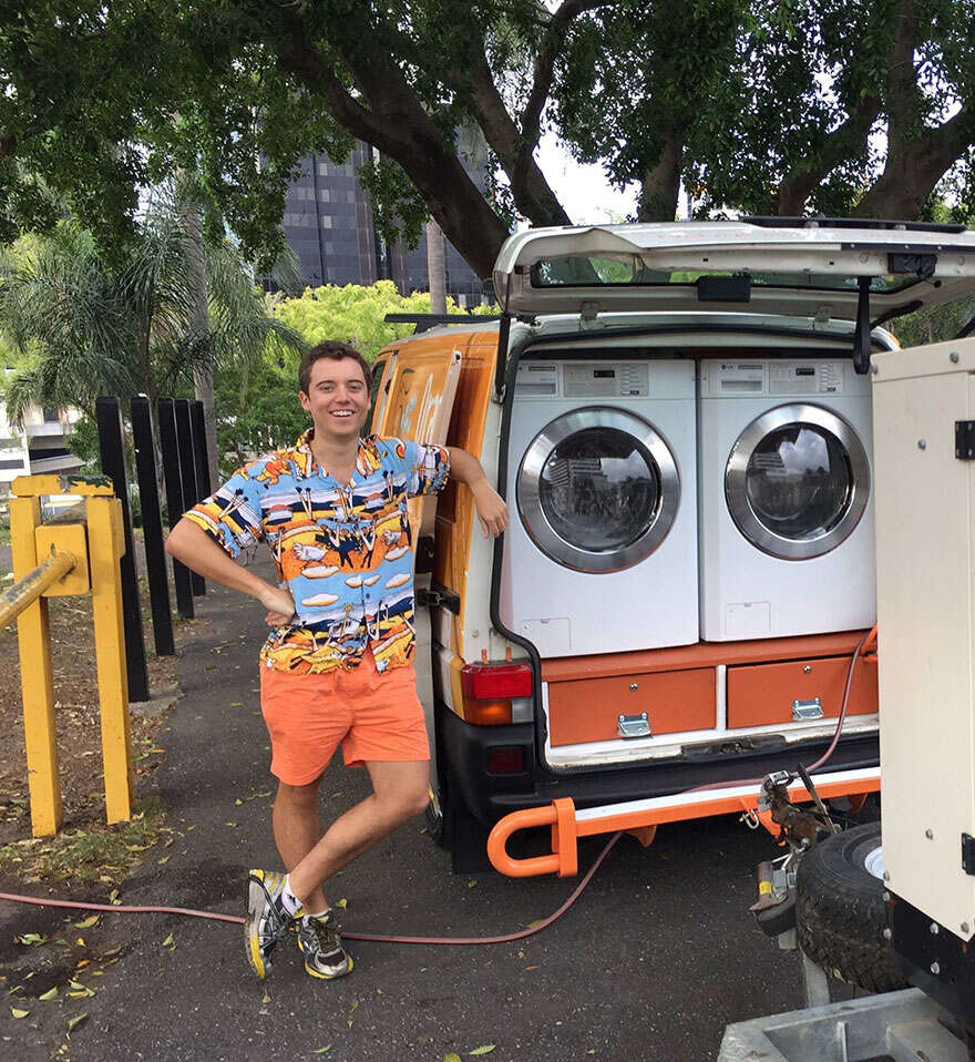 Amigos criam lavanderia móvel para ajudar pessoas desabrigadas