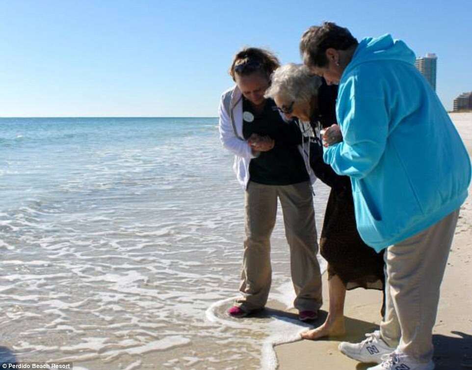 Idosa prestes a completar 101 anos vê o mar pela primeira vez na vida