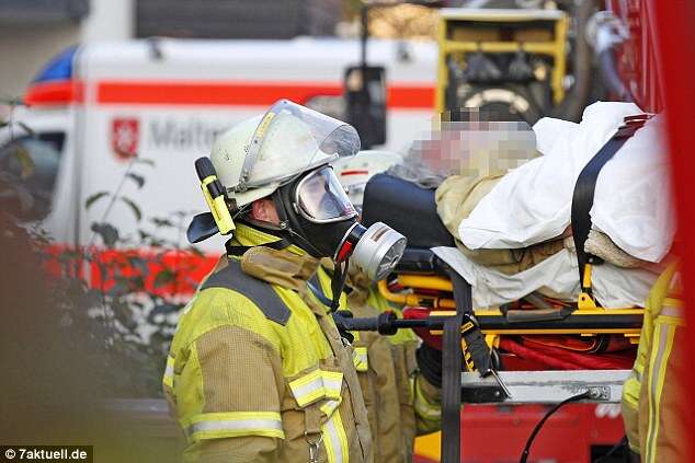 Bombeiros usam máscaras de gás para resgatar obeso acamado que não tomava banho