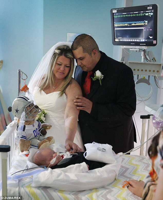 Casal antecipa casamento para que filho recém-nascido, internado em hospital, pudesse levar as alianças