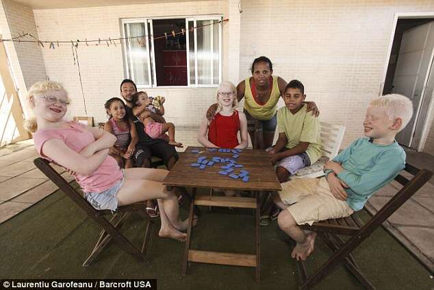 Mulher deu à luz a três filhos albinos e outros três negros