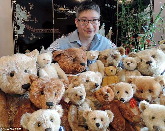 Conheça o homem de 36 anos que vive com a mãe e gastou mais de R$ 800 mil em coleção de ursinhos