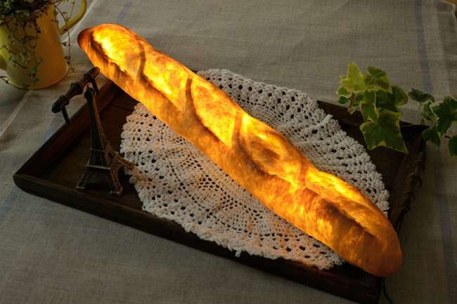 Designer chama atenção ao criar luminárias no formato de pães