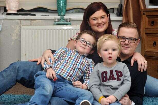 Filhos de 3 e 5 anos de idade se tornam heróis ao salvar vida de pai duas vezes de ataque epilético