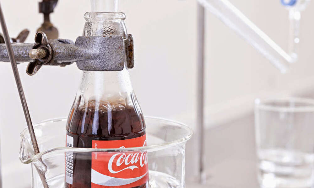Homem cria máquina que transforma refrigerante em água potável