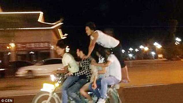 Homem é visto carregando cinco passageiros em motocicleta