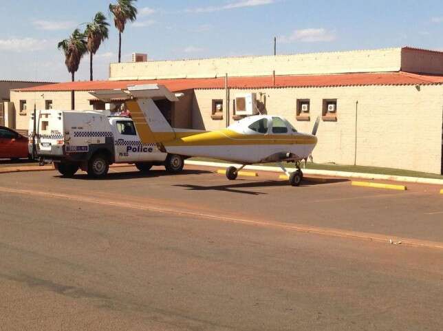 Homem estaciona avião em frente bar na Austrália