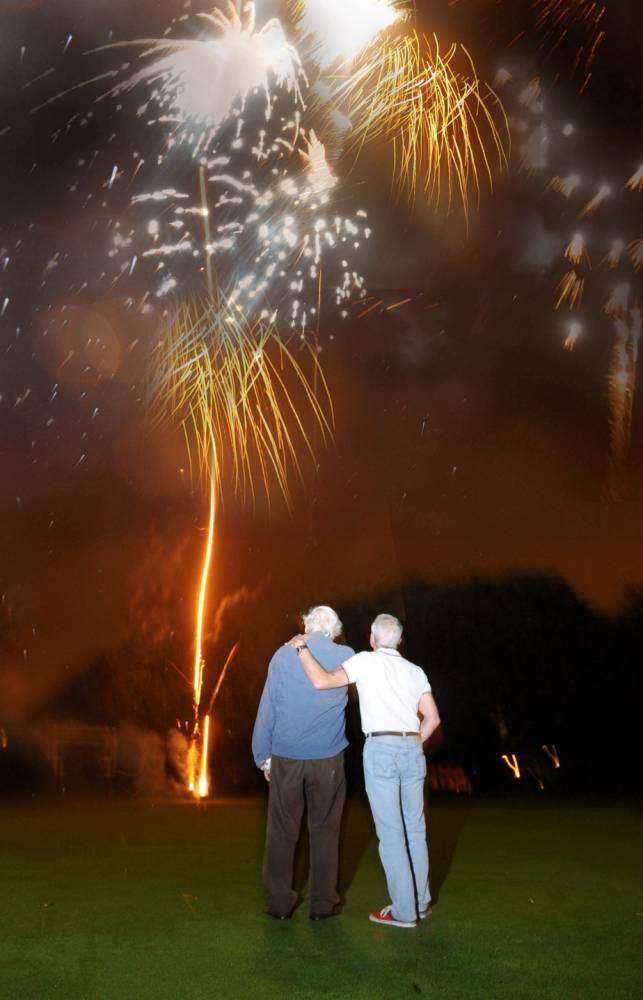 Homem transforma cinzas de sua falecida esposa em fogos de artifício