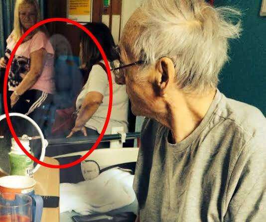 Imagem de fantasma aparece em foto de idoso com câncer em hospital