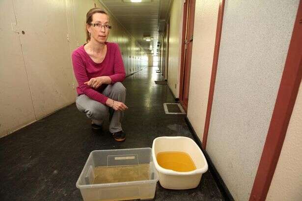 Misterioso líquido amarelo vem causando preocupação em moradores de edifício