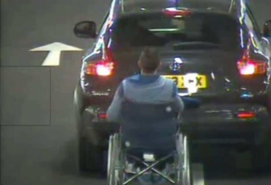 Mulher é proibida de dirigir após arrastar amigo em cadeira de rodas amarrado à traseira de carro