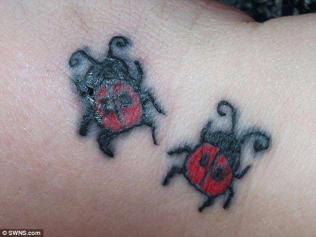 Mulher fica com desenhos malignos na mão após pedir para tatuador desenhar joaninhas