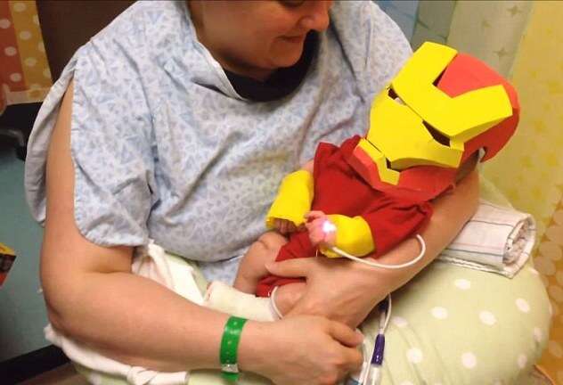 Pai confecciona roupa de Homem de Ferro para bebê hospitalizado em tentativa de fazê-lo continuar lutando