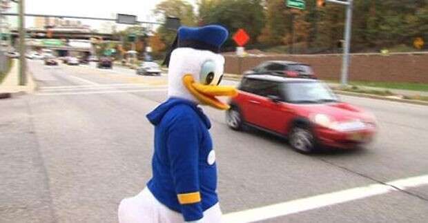 Policial disfarçado de Pato Donald