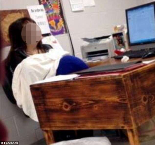 Professora causa polêmica após imagem dela amamentando bebê durante aula