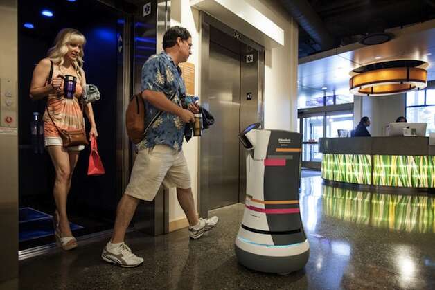 Rede de hotéis inova ao adotar robôs-mordomos