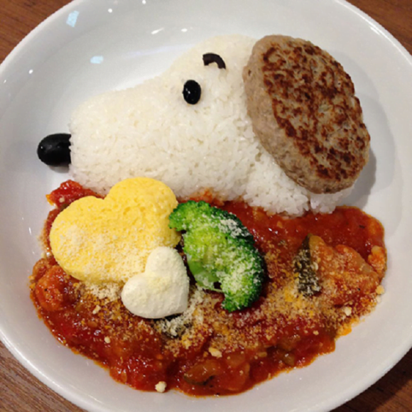 Restaurante temático oferece pratos com personagens do desenho do Snoopy