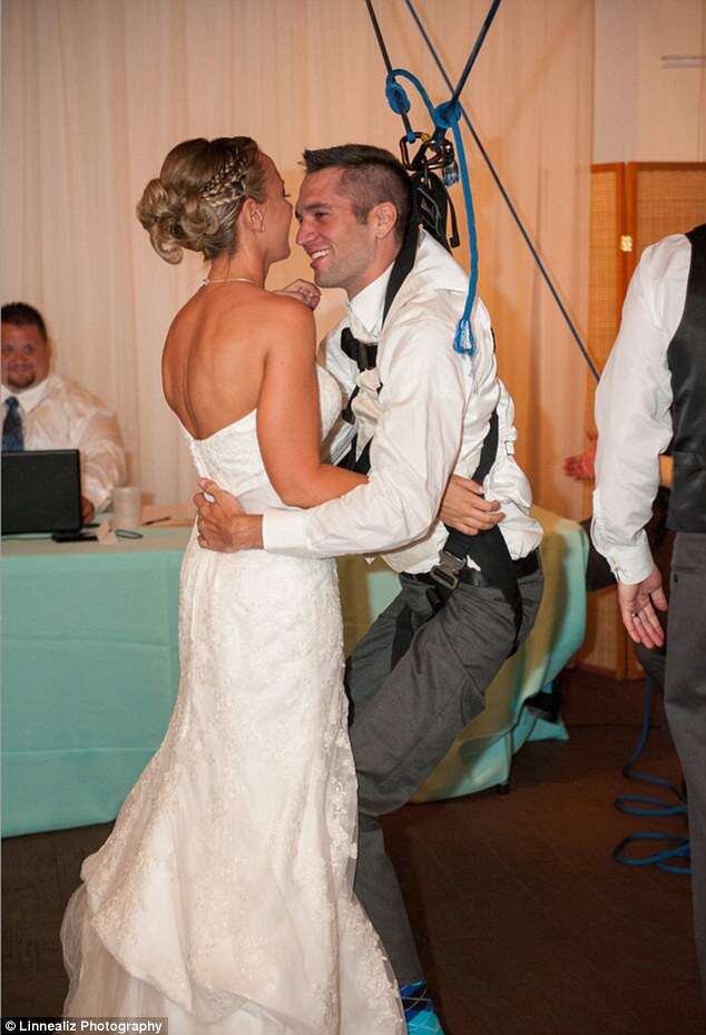 Soldado paraplégico dança em pé e realiza sonho de noiva em seu casamento