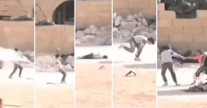 Vídeo chocante mostra momento em que menino atravessa área de bombardeio na Síria para salvar criança