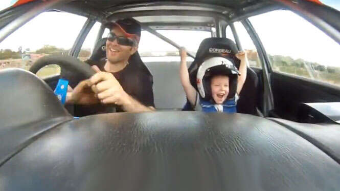 Vídeo faz sucesso no Facebook ao mostrar menino delirando com manobras de carro de corrida