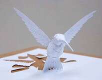 Artista faz sucesso criando esculturas tridimensionais usando apenas papel