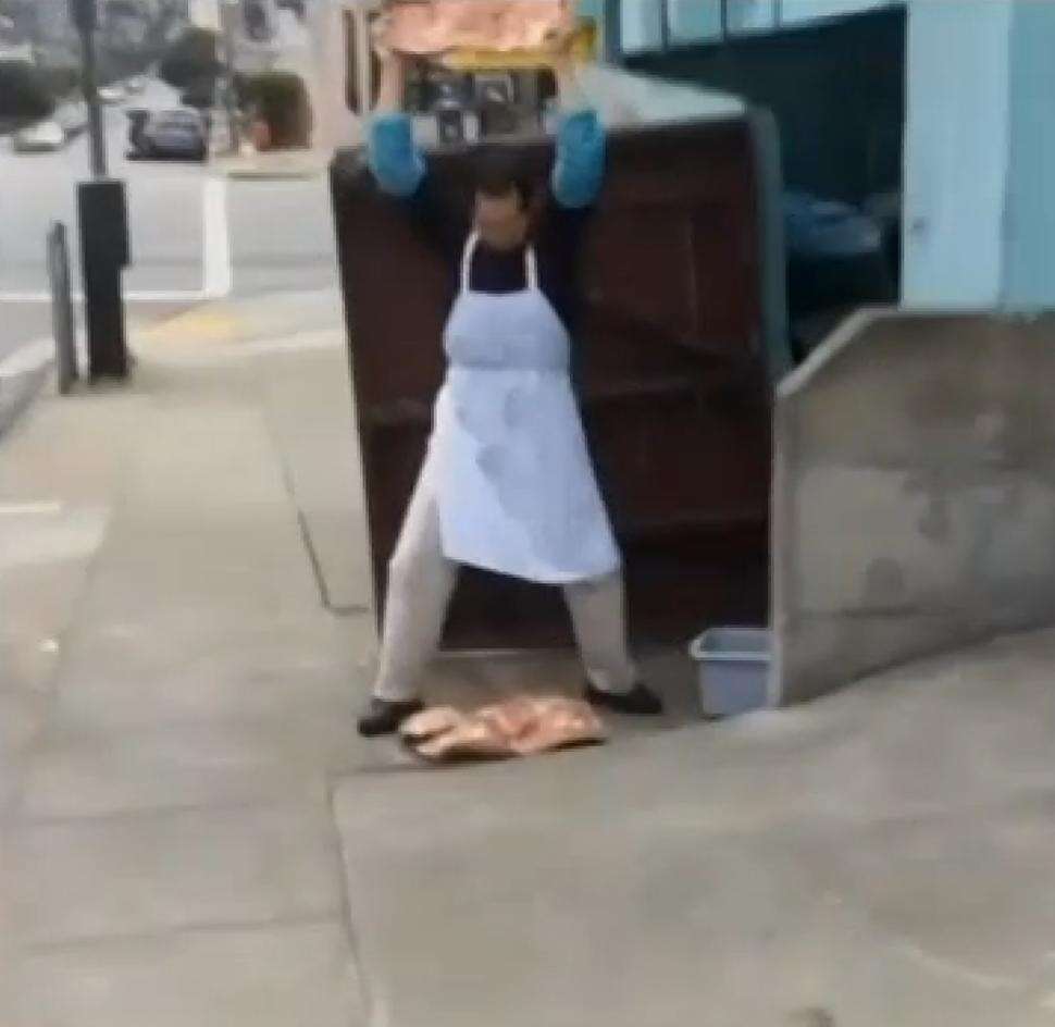 Funcionário de restaurante é flagrado amaciando carne no chão de calçada