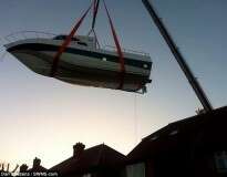 Pai e filho passam seis anos construindo iate de luxo no jardim de casa