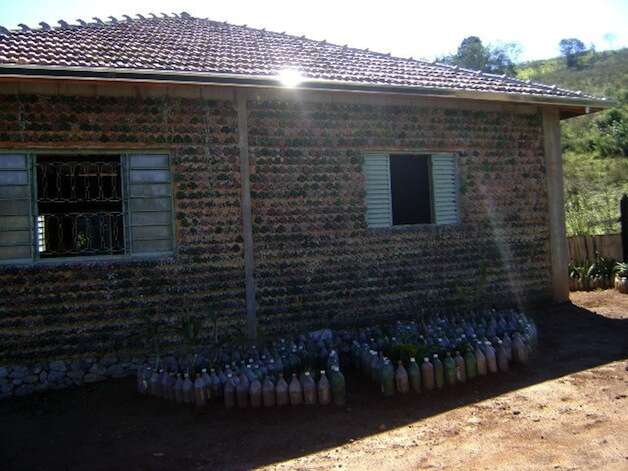 Pedreiro brasileiro constrói casa usando garrafas PET