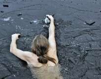Homem salva pato preso no gelo após mergulhar em lago congelado e realizar respiração boca a boca no animal