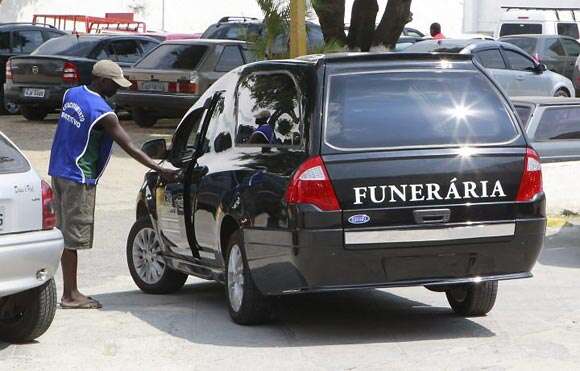 Ladrão rouba carro funerário com defunto dentro