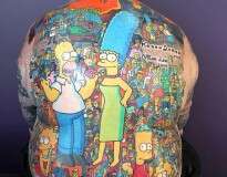 Avô espera ser reconhecido pelo Livro dos Recordes após tatuar 203 personagens da série “Os Simpsons” pelo corpo