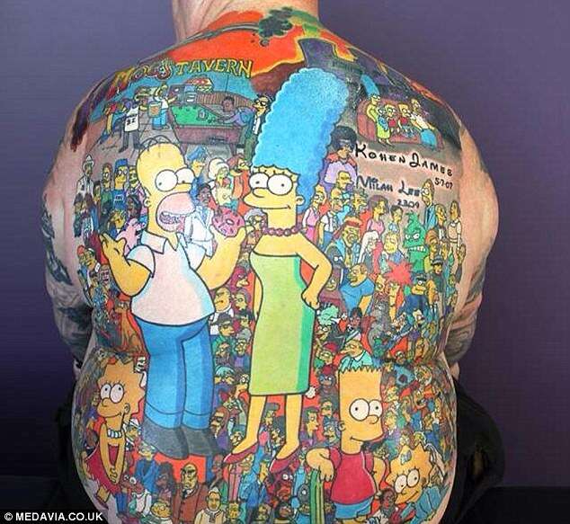 Avô espera ser reconhecido pelo Livro dos Recordes após tatuar 203 personagens da série “Os Simpsons”