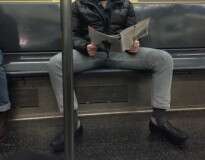 Prefeitura de Nova York lança campanha para que homens se sentem de pernas fechadas no metrô