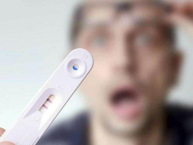 Mulheres vendem testes de gravidez positivos para clientes prenderem namorados