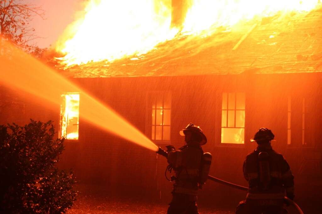 Homem incendeia casa de mulher ser rejeitado no Facebook pela vítima